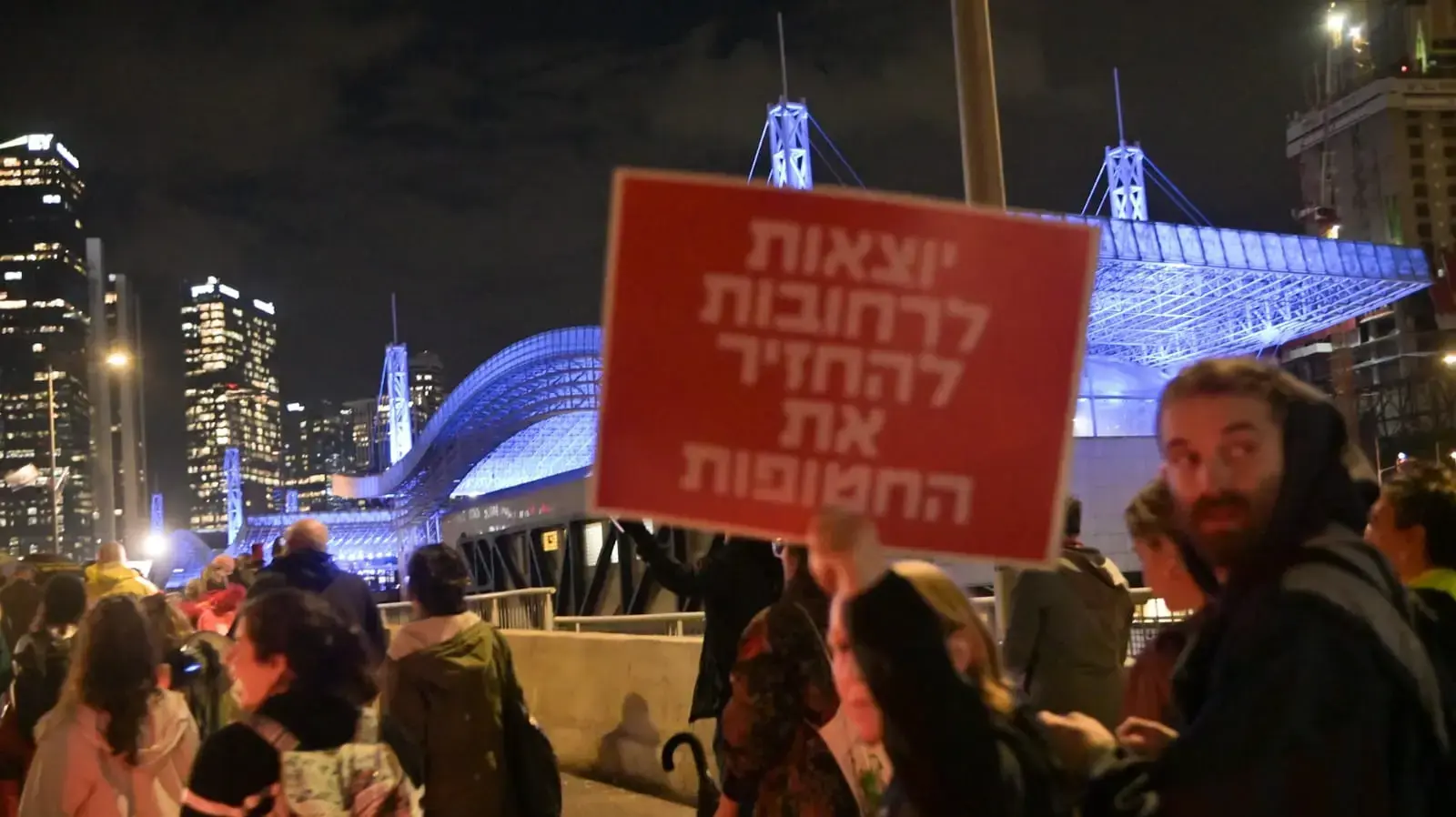 הפגנת נשים בדרישה לביצוע עסקה לשחרור חטופים משבי חמאס, ת"א, 24 בינואר 2024 הפגנת נשים בדרישה לביצוע עסקה לשחרור חטופים משבי חמאס, ת"א, 24 בינואר 2024