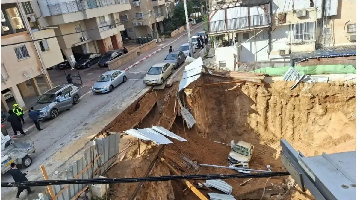 חלק בכביש ברחוב אבן גבירול בבני ברק קרס סמוך לאתר בנייה. כתוצאה מכך, מכונית חונה נפלה לתוכו והפסקת חשמל נוצרה באזור. 25 בינואר 2024