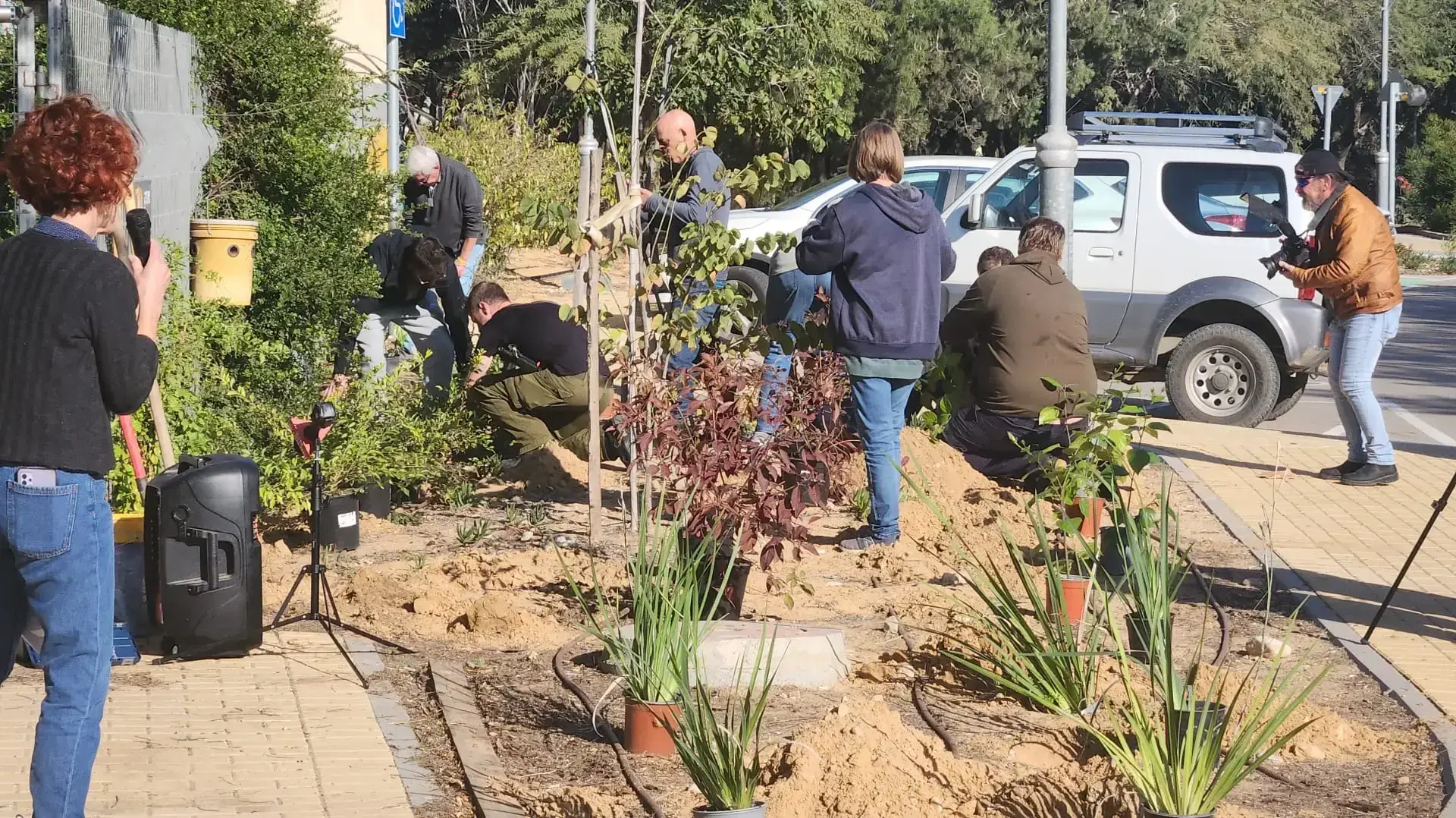 יוצאי קיבוץ ניר יצחק שותלים עצים לרגל ט"ו בשבט. 25 בינואר 2024