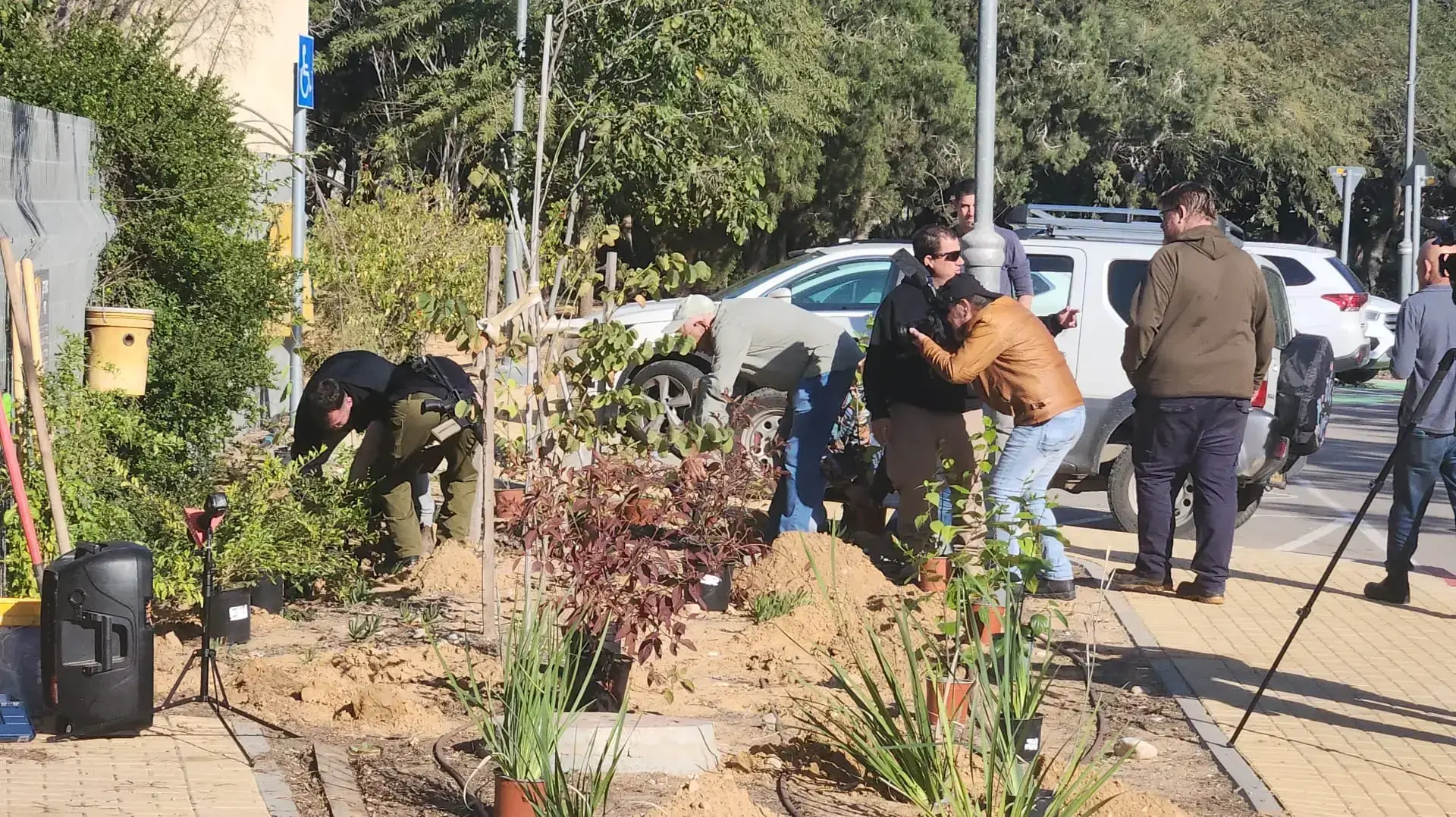 יוצאי קיבוץ ניר יצחק שותלים עצים לרגל ט"ו בשבט. 25 בינואר 2024 יוצאי קיבוץ ניר יצחק שותלים עצים לרגל ט"ו בשבט. 25 בינואר 2024