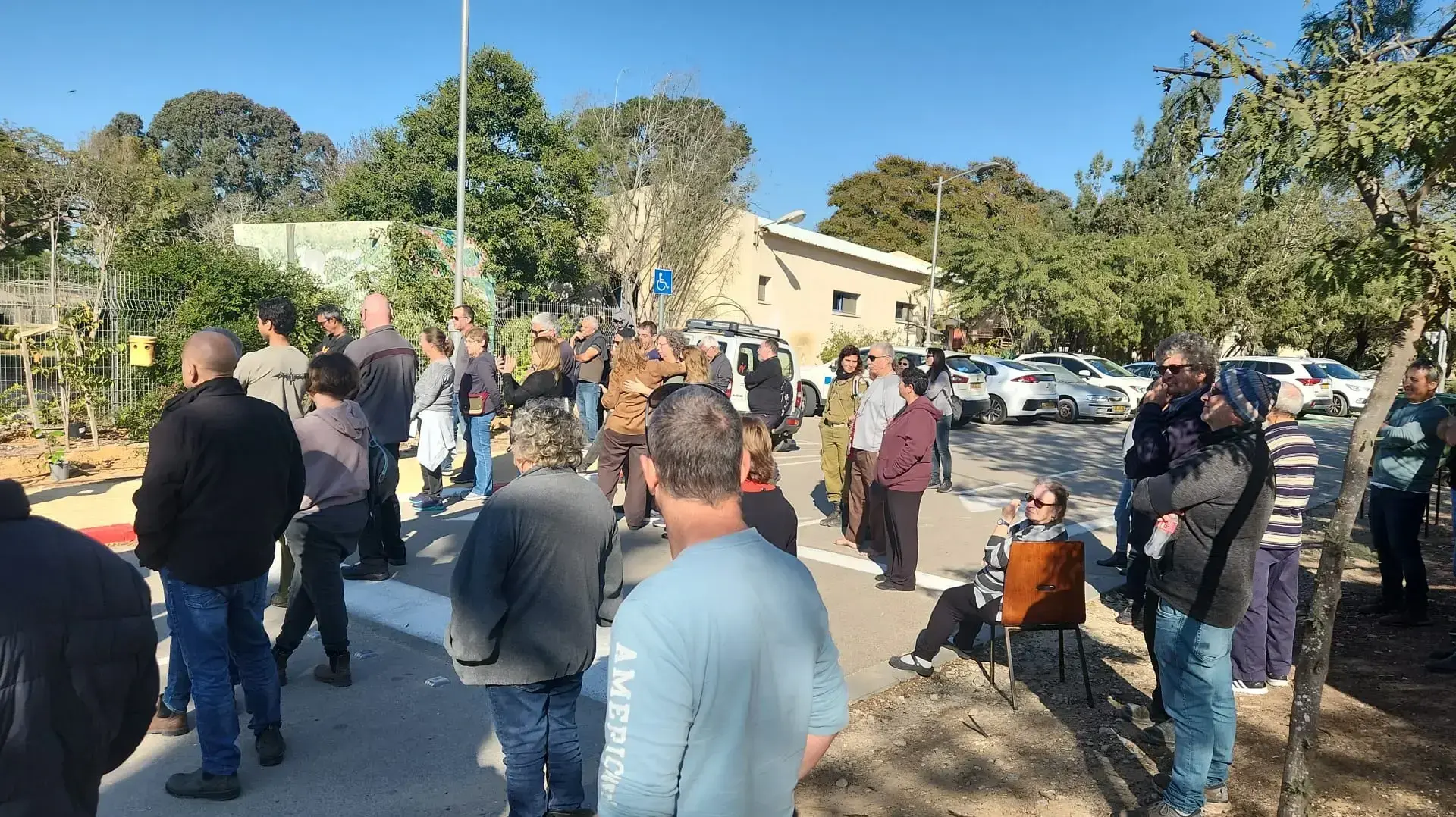 יוצאי קיבוץ ניר יצחק שותלים עצים לרגל ט"ו בשבט. 25 בינואר 2024 יוצאי קיבוץ ניר יצחק שותלים עצים לרגל ט"ו בשבט. 25 בינואר 2024