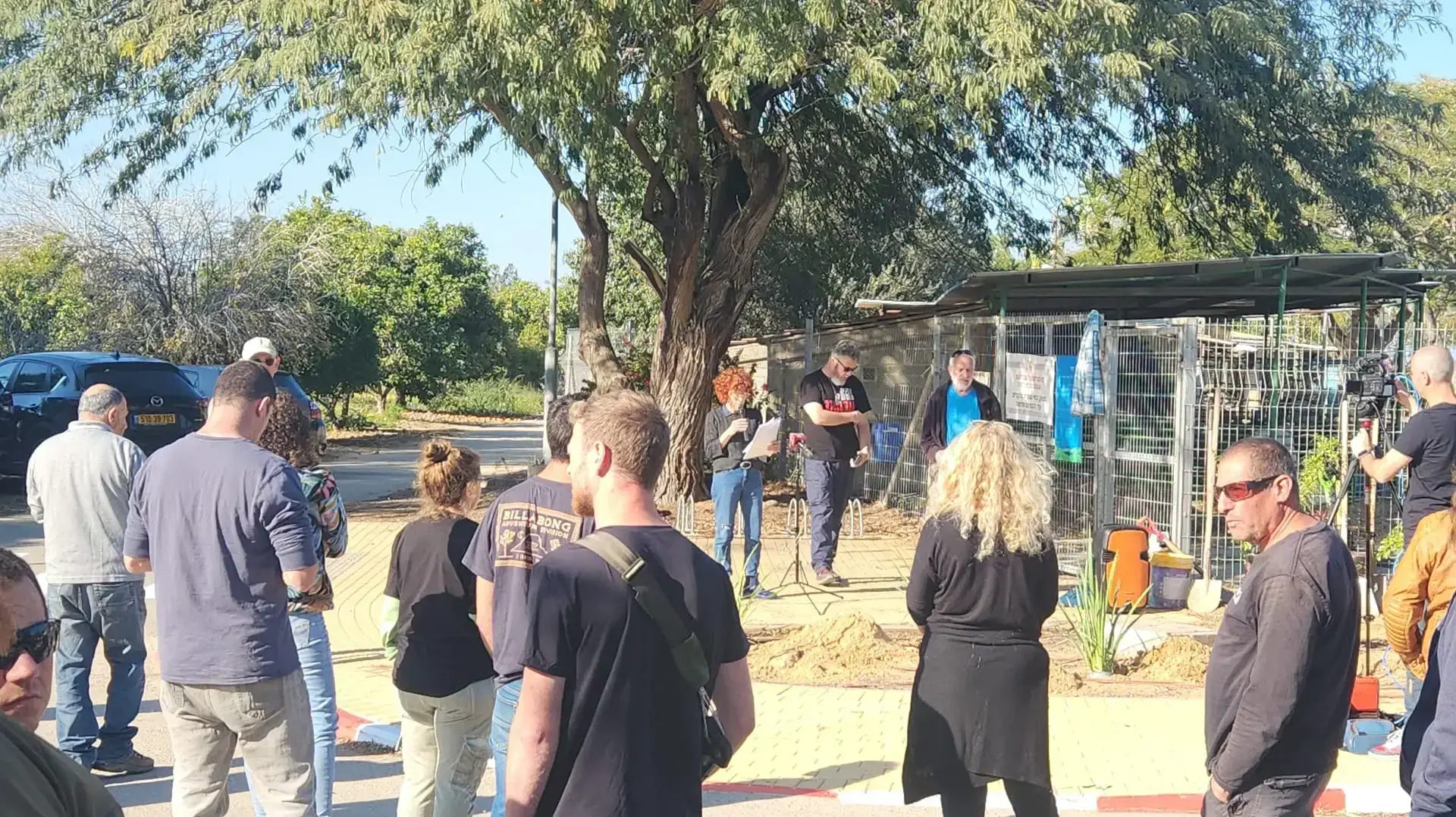יוצאי קיבוץ ניר יצחק שותלים עצים לרגל ט"ו בשבט. 25 בינואר 2024 יוצאי קיבוץ ניר יצחק שותלים עצים לרגל ט"ו בשבט. 25 בינואר 2024