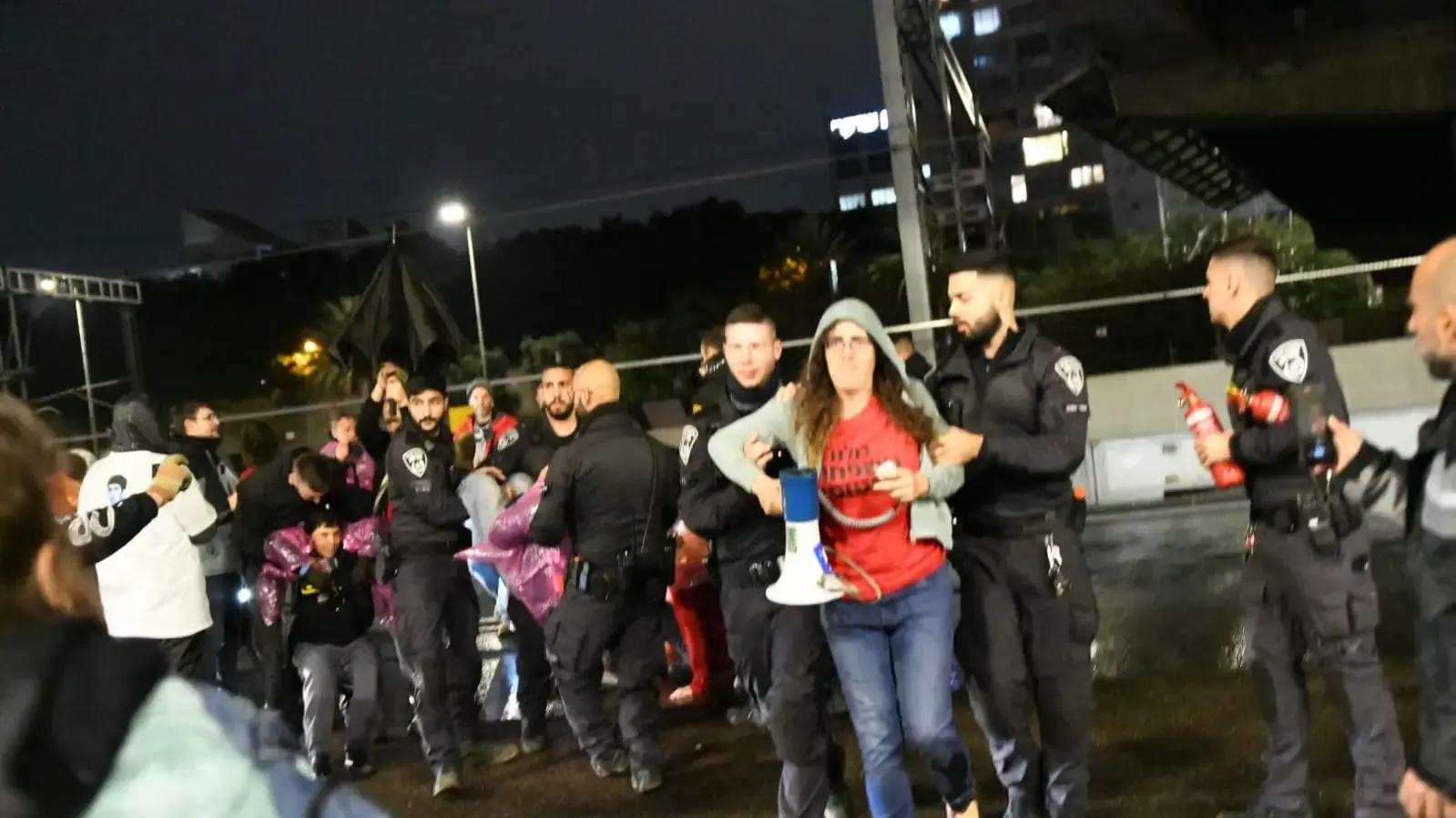 המשטרה מפנה מוחים החוסמים את נתיבי איילון המשטרה מפנה מוחים החוסמים את נתיבי איילון