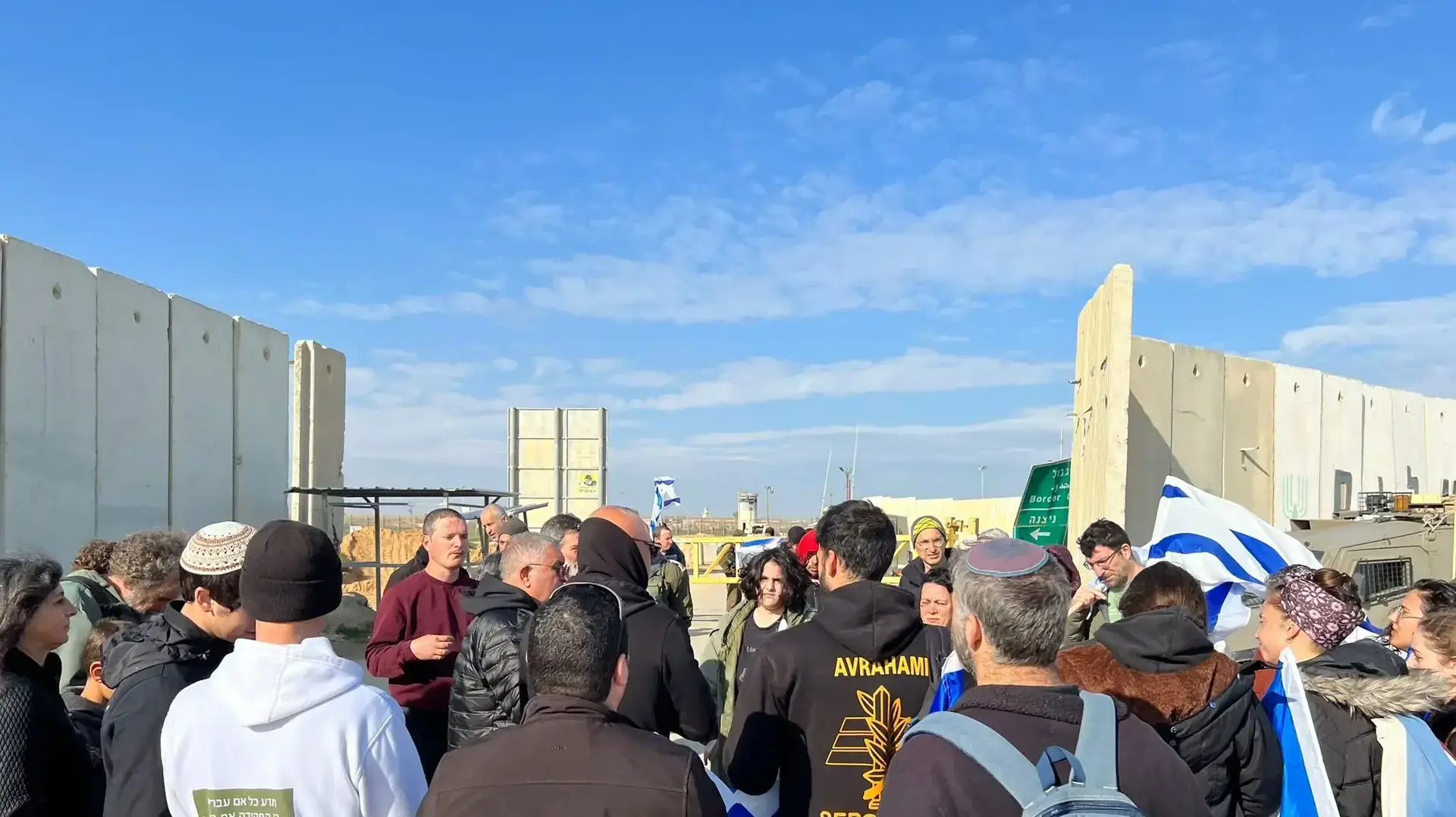 משפחות החטופים חוסמים שוב את מעבר כרם שלום, 26 בינואר 2024 משפחות החטופים חוסמים שוב את מעבר כרם שלום, 26 בינואר 2024