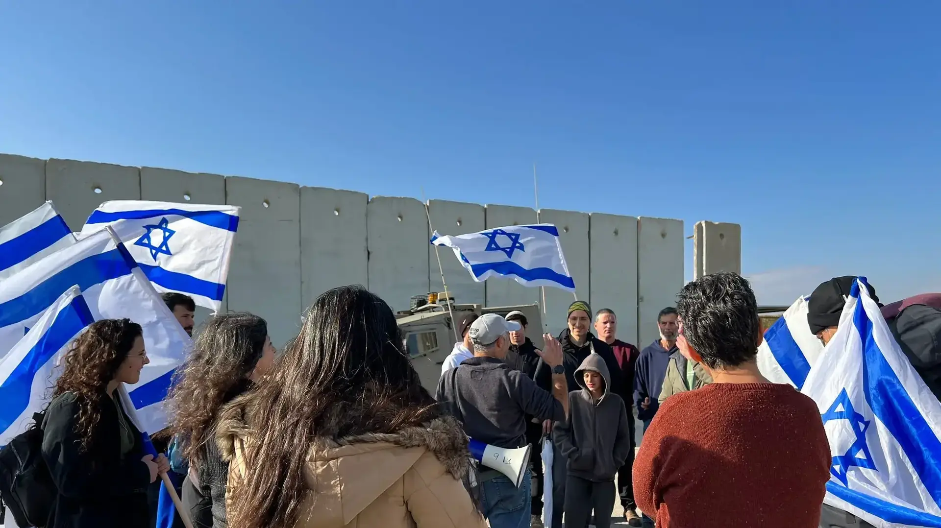 משפחות החטופים חוסמים שוב את מעבר כרם שלום, 26 בינואר 2024