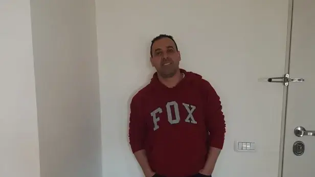 אלי שרעבי, נחטף, כל משפחתו נרצחה בטבח ה-7 באוקטובר . אלי שרעבי, נחטף, כל משפחתו נרצחה בטבח ה-7 באוקטובר .