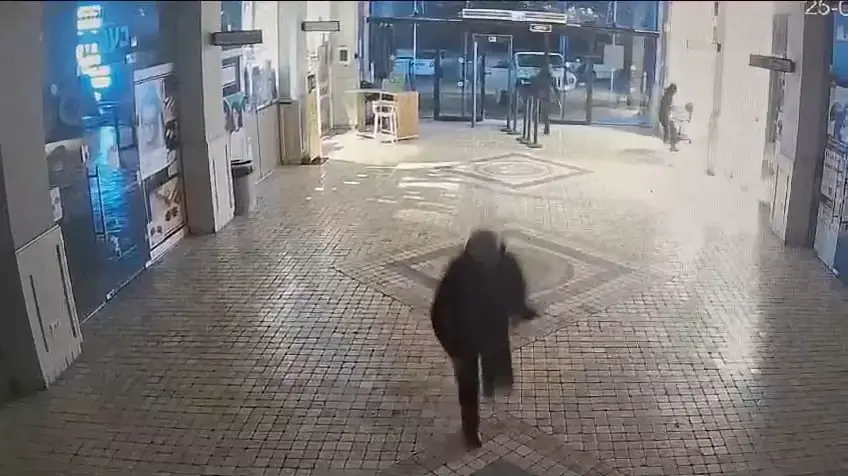 רעולי פנים פרצו לקניון עם ג׳יפ גנוב ושדדו כספומט רעולי פנים פרצו לקניון עם ג׳יפ גנוב ושדדו כספומט