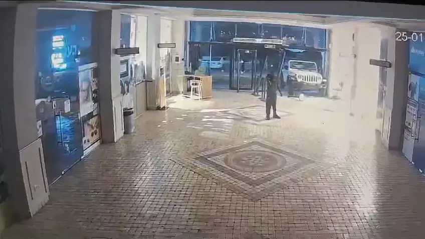 רעולי פנים פרצו לקניון עם ג׳יפ גנוב ושדדו כספומט