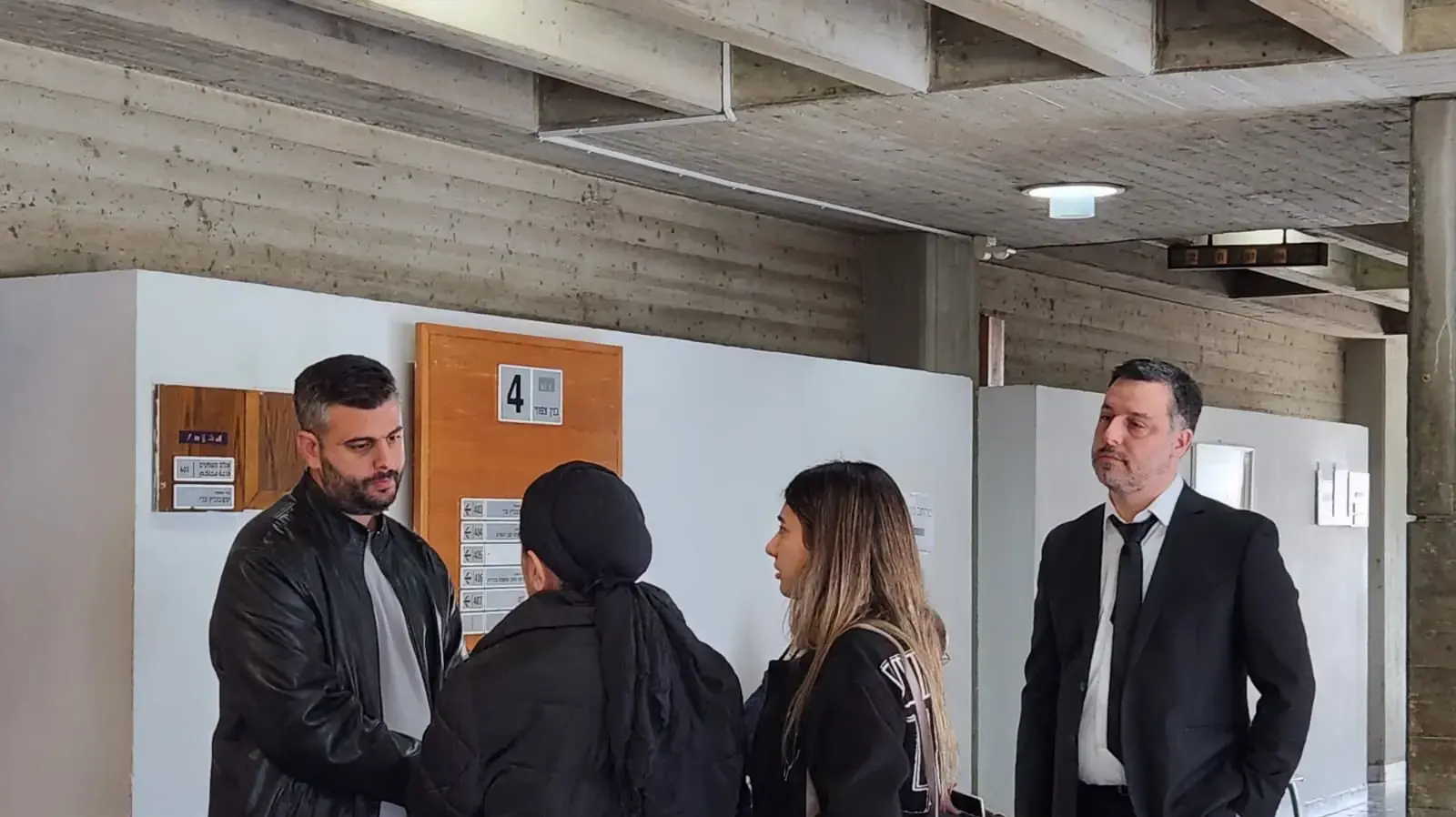 בני משפחתו של הנרצח דניאל אמינוב במהלך דיון הארכת מעצר החשוד ברצח, בית משפט השלום, 29 בינואר 2024 בני משפחתו של הנרצח דניאל אמינוב במהלך דיון הארכת מעצר החשוד ברצח, בית משפט השלום, 29 בינואר 2024