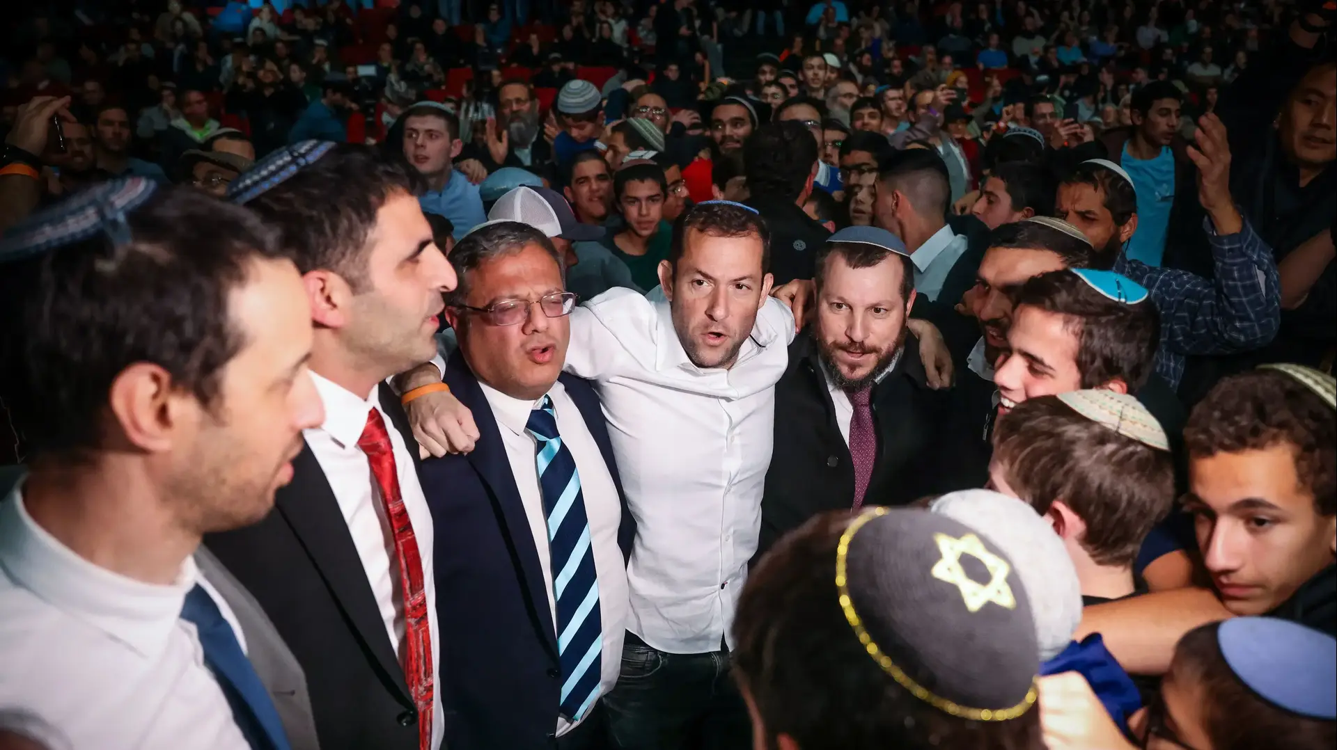 השרים איתמר בן גביר ושלמה קרעי רוקדים עם הקהל בכנס ההתיישבות בעזה. 28 בינואר 2024