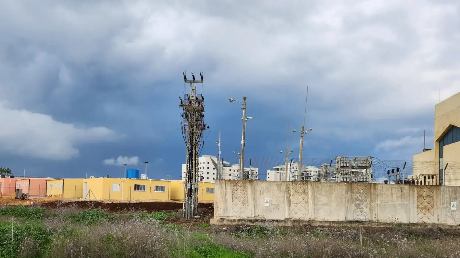 בי"ס לילדי מפונים שהוקם ליד תחנת משנה של חברת חשמל, טבריה בי"ס לילדי מפונים שהוקם ליד תחנת משנה של חברת חשמל, טבריה