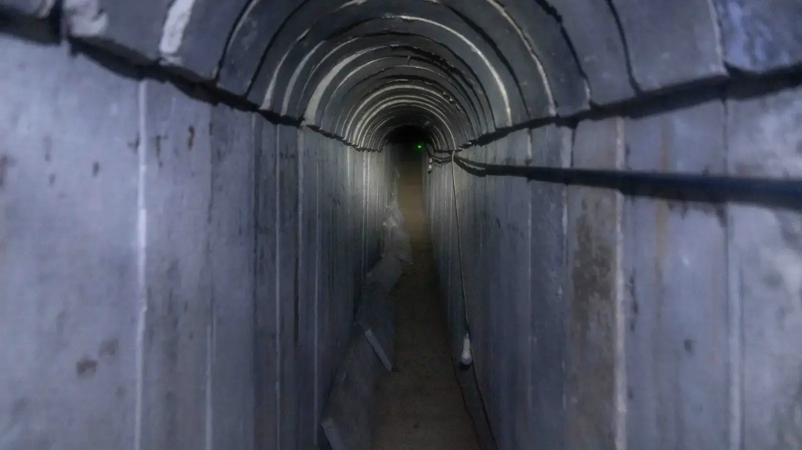 כוחות אוגדה 98 פשטו על מנהרה תת קרקעית הממוקמת תחת בית הקברות בבני סוהילה בלב חאן יונס כוחות אוגדה 98 פשטו על מנהרה תת קרקעית הממוקמת תחת בית הקברות בבני סוהילה בלב חאן יונס