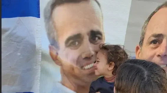 רוני מנשקת פוסטר עם תמונתו של אביה, עמרי מירן, שנחטף לעזה. 29 בינואר 2024 רוני מנשקת פוסטר עם תמונתו של אביה, עמרי מירן, שנחטף לעזה. 29 בינואר 2024