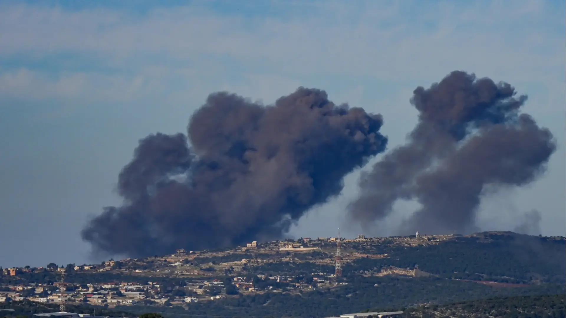 עשן מיתמר בלבנון לאחר תקיפות צה"ל עשן מיתמר בלבנון לאחר תקיפות צה"ל
