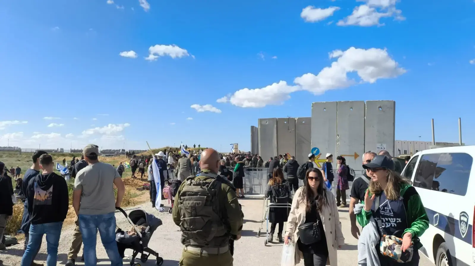 פעילי תנועת צו 9 ובני משפחות החטופיםניסו לחסום את מעבר כרם שלום לשיירות משאיות האספקה לפלסטינים, 31 בינואר 2024