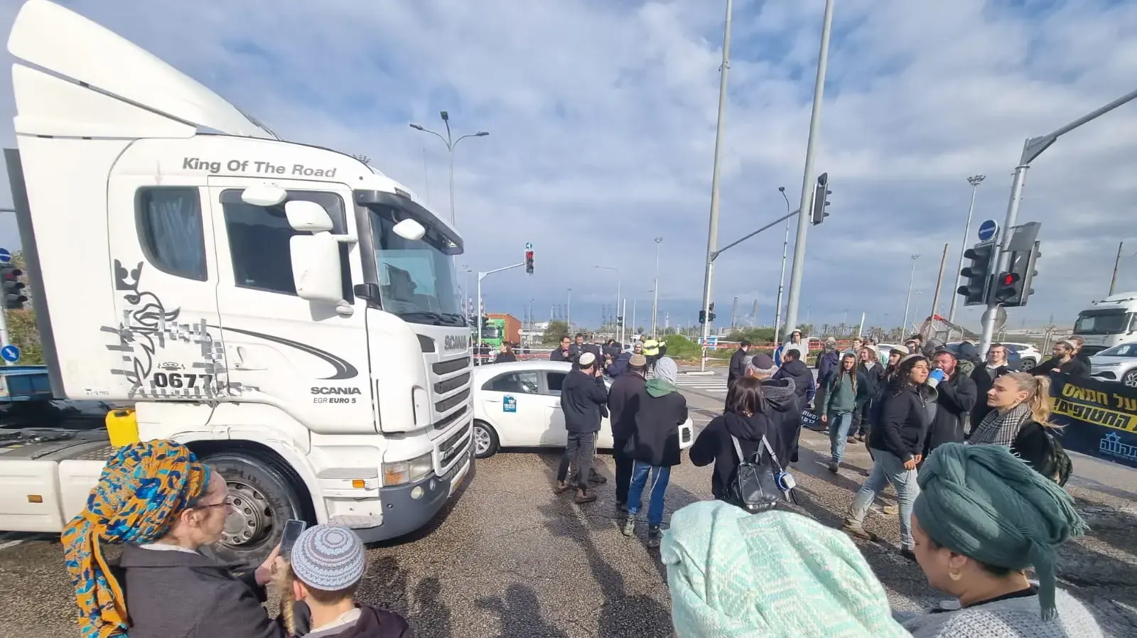 מפגינים חוסמים את נמל אשדוד ביוזמת כדי למנוע ממשאיות הסיוע ההומינטרי לצאת לכיוון רצועת עזה. 1 בפברואר 2024 מפגינים חוסמים את נמל אשדוד ביוזמת כדי למנוע ממשאיות הסיוע ההומינטרי לצאת לכיוון רצועת עזה. 1 בפברואר 2024