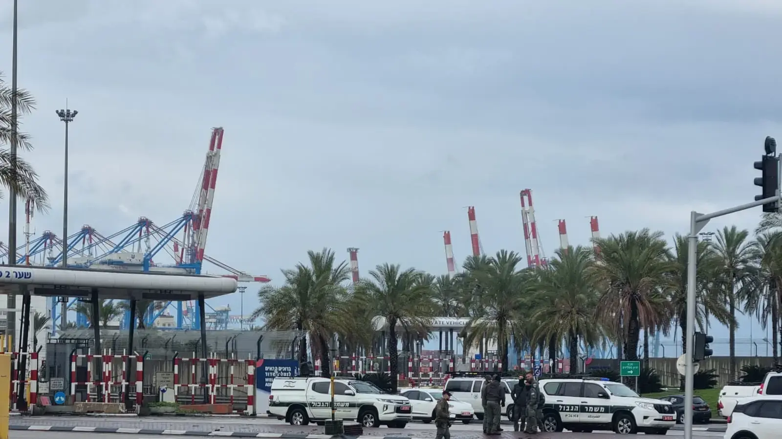 מפגינים חוסמים את נמל אשדוד ביוזמת כדי למנוע ממשאיות הסיוע ההומינטרי לצאת לכיוון רצועת עזה. 1 בפברואר 2024 מפגינים חוסמים את נמל אשדוד ביוזמת כדי למנוע ממשאיות הסיוע ההומינטרי לצאת לכיוון רצועת עזה. 1 בפברואר 2024
