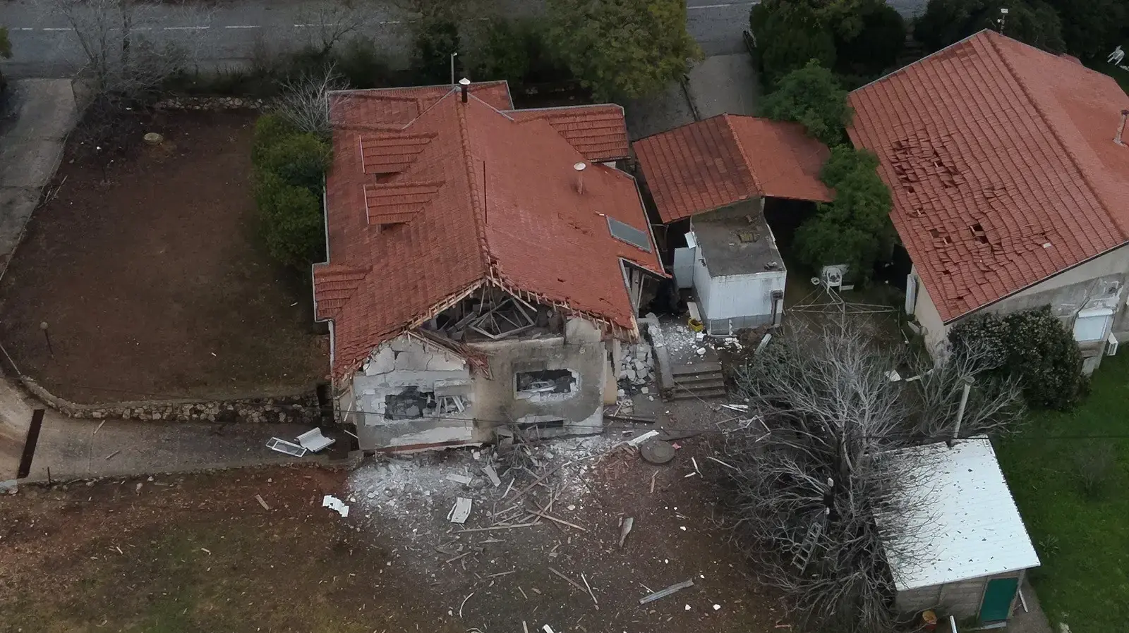 פגיעה בבית במטולה בעקבות ירי חזבאללה. 31 בינואר 2024 פגיעה בבית במטולה בעקבות ירי חזבאללה. 31 בינואר 2024