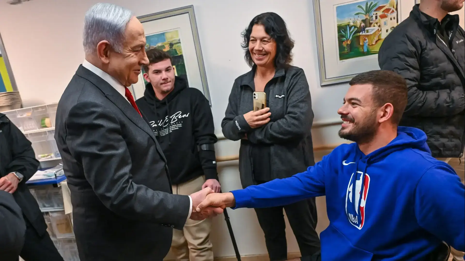 ראש הממשלה בנימין נתניהו נפגש עם אזרחים ולוחמי צה״ל שנפצעו באירועי ה-7 באוקטובר ובלחימה ברצועת עזה, במרכז הרפואי שיבא תל השומר