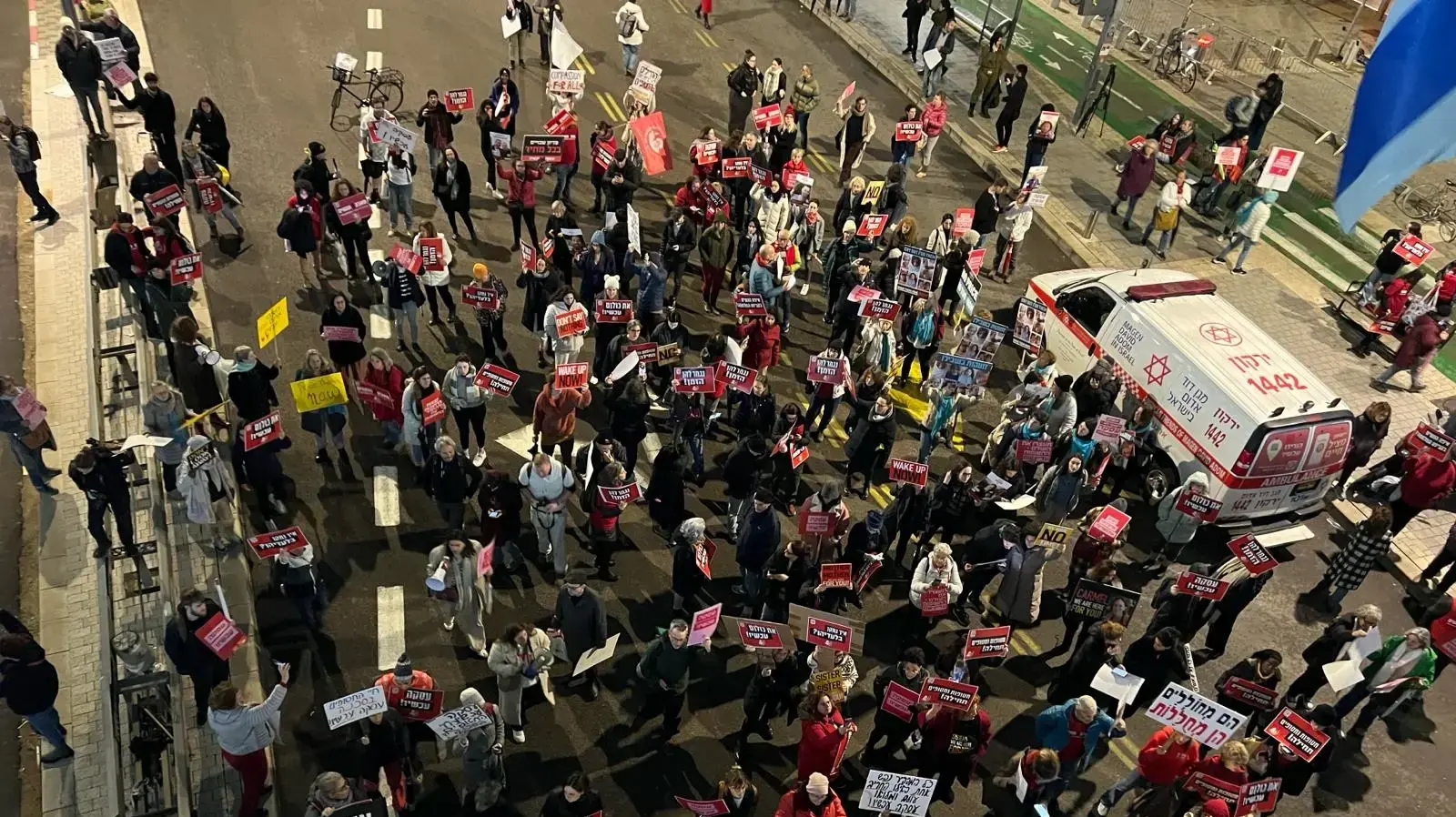מפגינות ומפגינים חוסמים את דרך בגין בקריאה לעסקה עכשיו, 1 בפברואר 2024