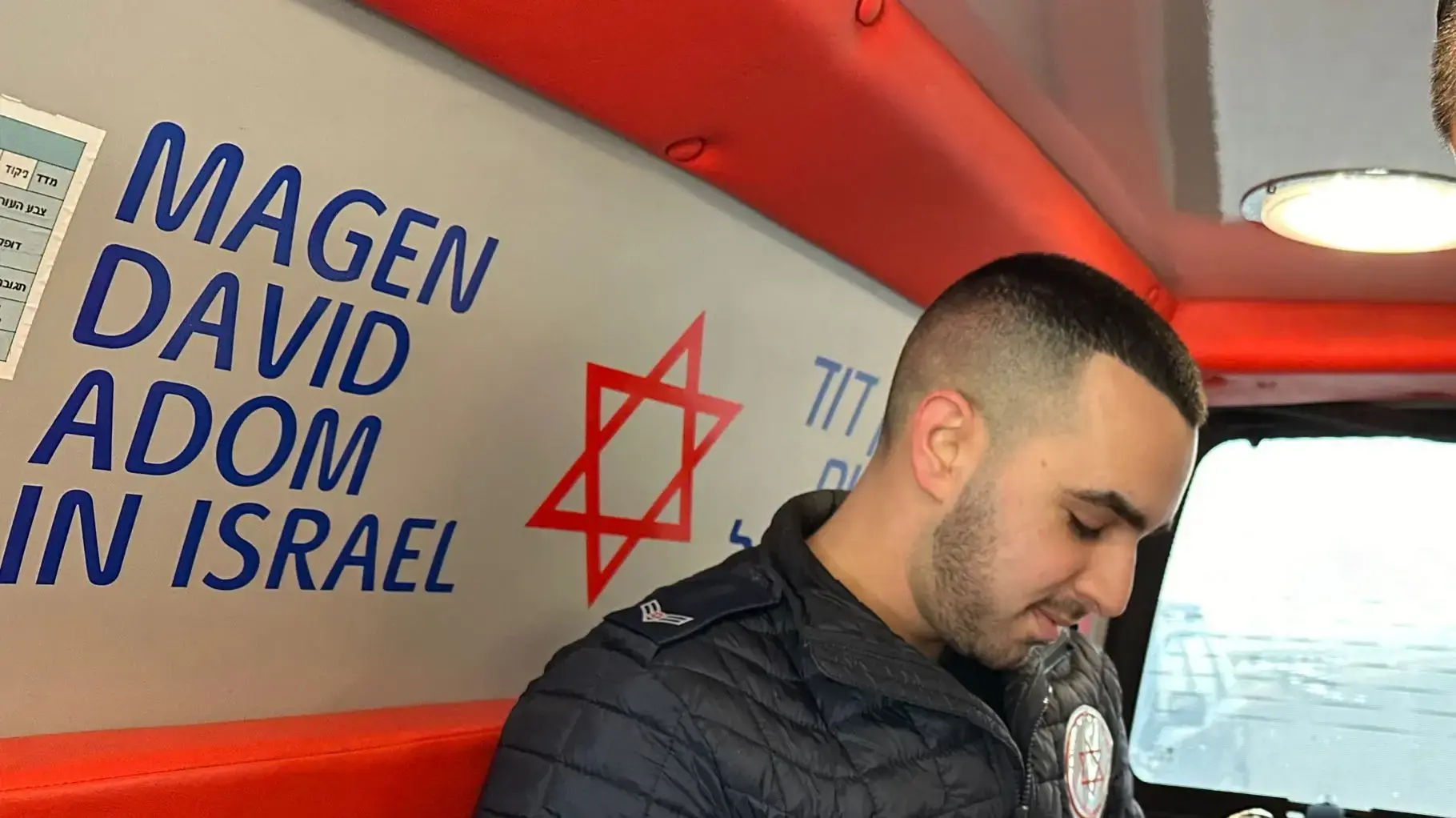 חובש מד"א מיילד תינוקת שאמה כרעה ללדת במכונית בדרך לירושלים, 2 בפברואר 2024