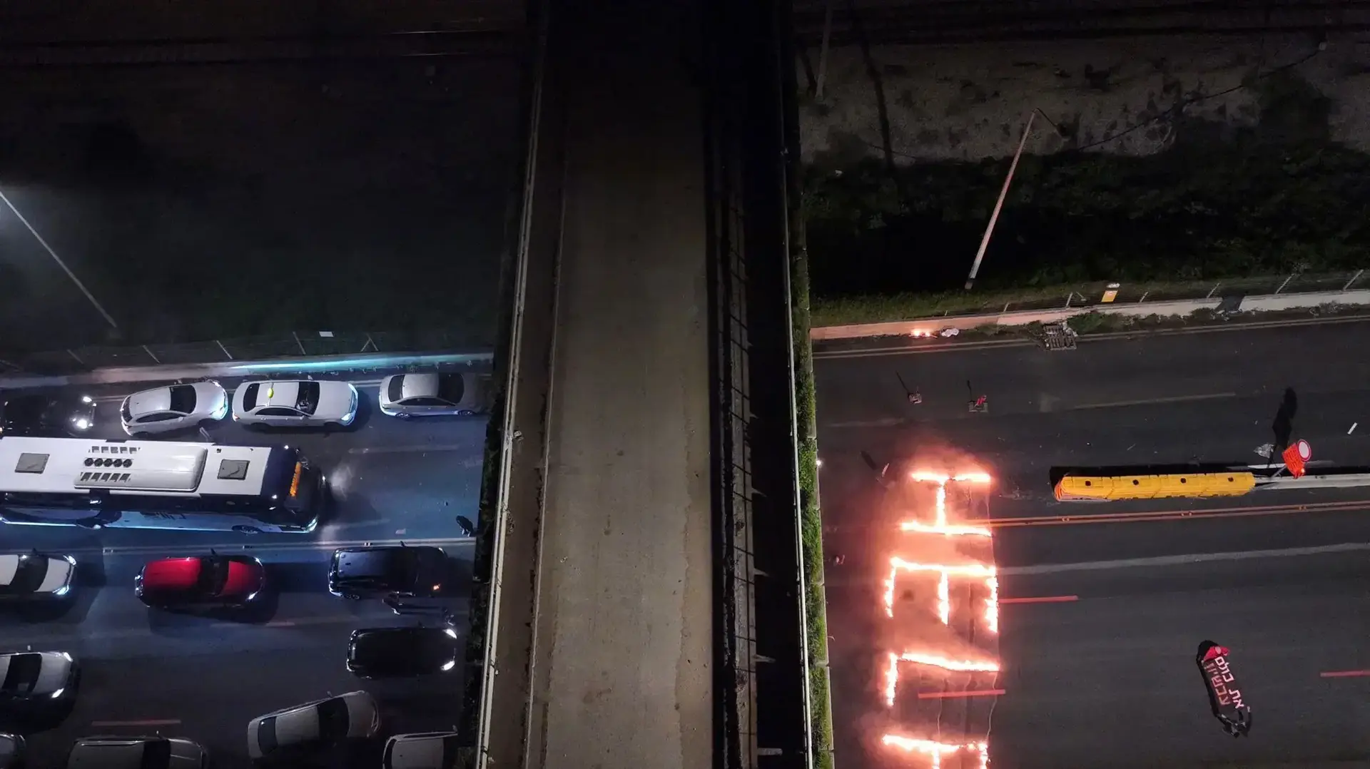 כתובת אש של בני משפחות החטופים החוסמים את כביש תל אביב-ירושלים כתובת אש של בני משפחות החטופים החוסמים את כביש תל אביב-ירושלים