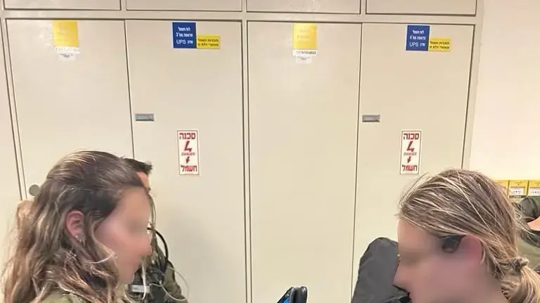 רופאה המעבירה מידע למש״קית ר״ם 2 בבית חולים לאחר פינוי פצועים רופאה המעבירה מידע למש״קית ר״ם 2 בבית חולים לאחר פינוי פצועים