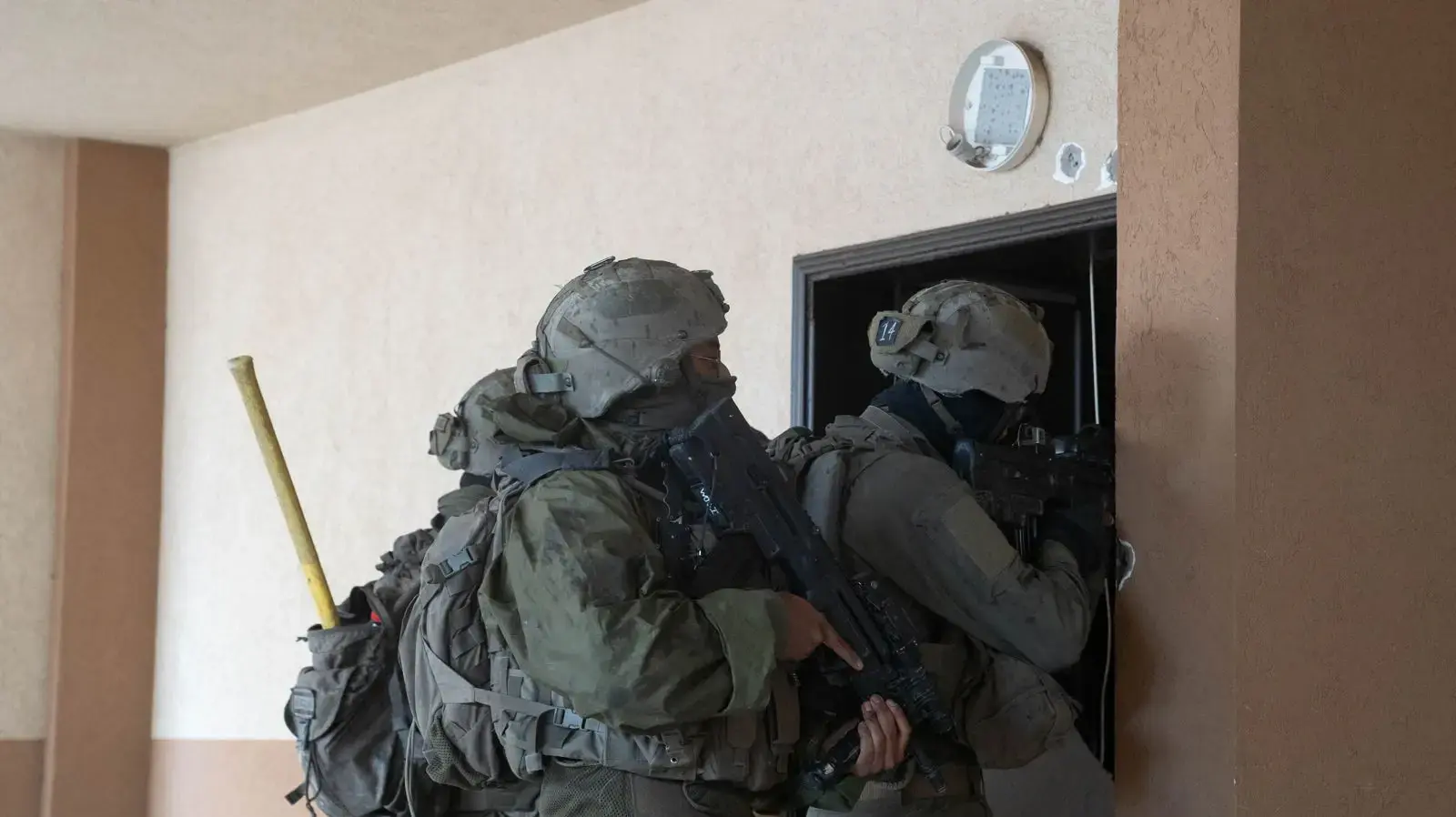 מפקד אוגדה 162 תת-אלוף איציק כהן ולוחמיו בלב בעיר עזה מפקד אוגדה 162 תת-אלוף איציק כהן ולוחמיו בלב בעיר עזה