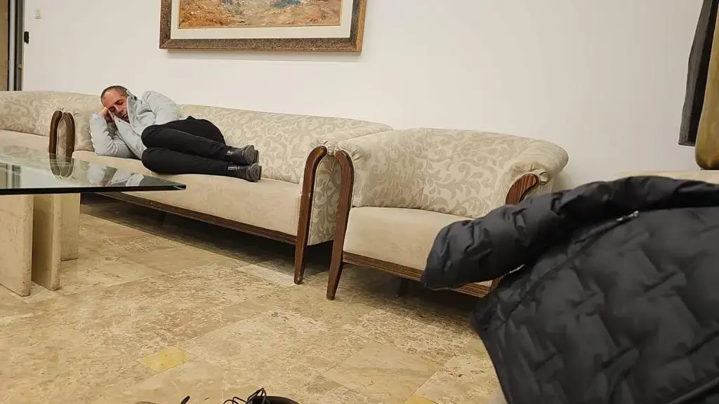 ראשי רשויות עוטף עזה ישנים על ספסלי לשכת ראש הממשלה בירושלים, פברואר 2023 ראשי רשויות עוטף עזה ישנים על ספסלי לשכת ראש הממשלה בירושלים, פברואר 2023