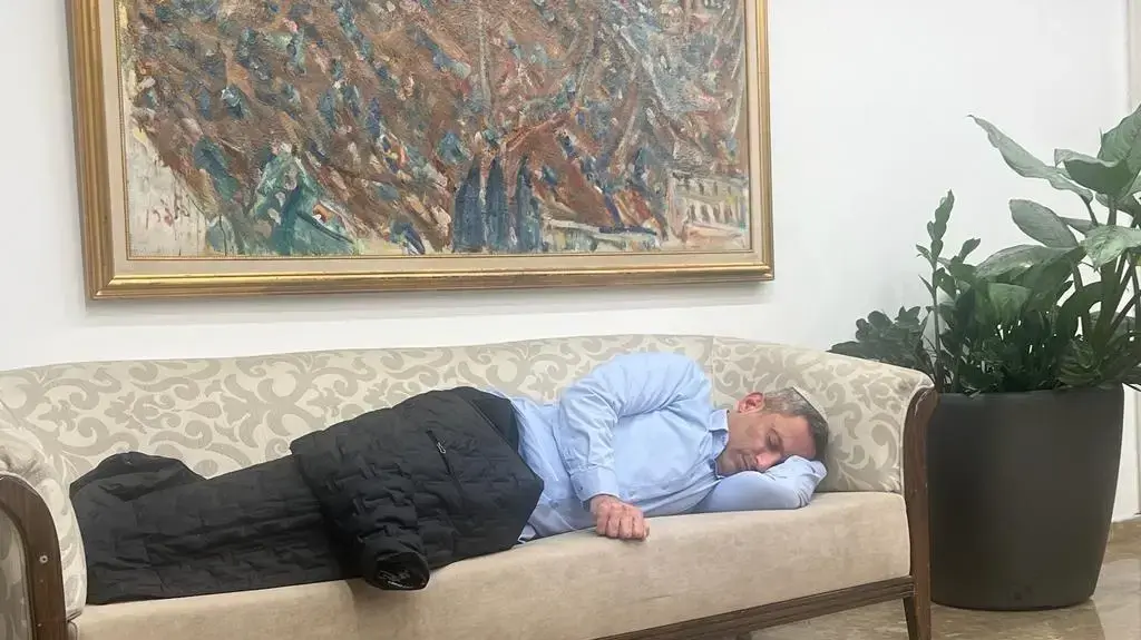 ראשי רשויות עוטף עזה ישנים על ספסלי לשכת ראש הממשלה בירושלים, פברואר 2023 ראשי רשויות עוטף עזה ישנים על ספסלי לשכת ראש הממשלה בירושלים, פברואר 2023