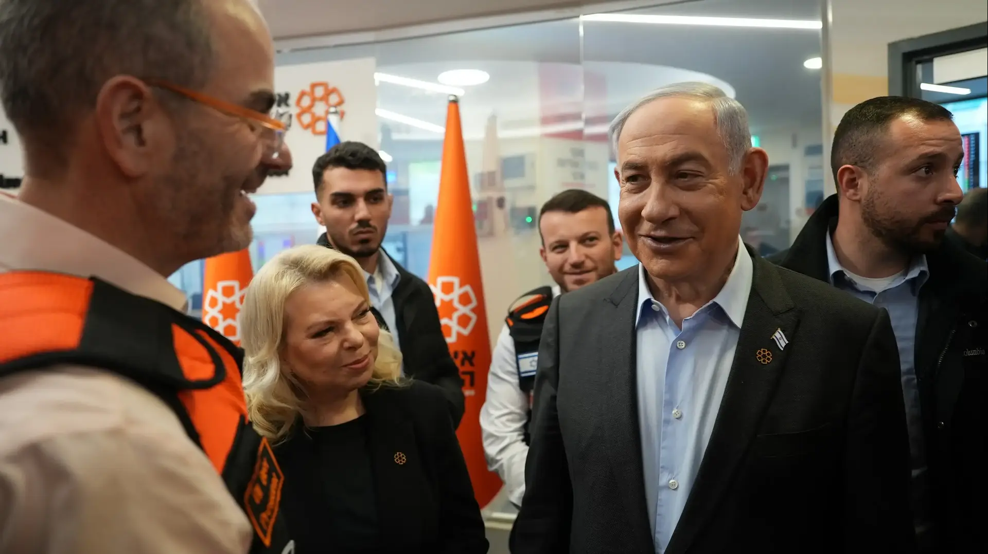 ראש הממשלה בנימין נתניהו ורעייתו שרה בביקור במטה הארצי של ארגון המתנדבים הלאומי "איחוד הצלה". 6 בפברואר 2023