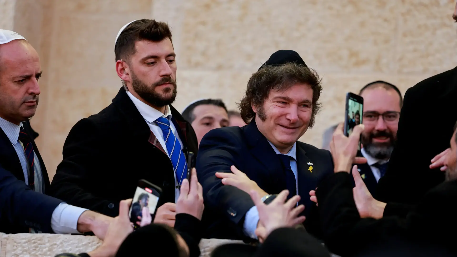 נשיא ארגנטינה חבייר מיליי בכותל המערבי בירושלים. 6 בפברואר 2024 נשיא ארגנטינה חבייר מיליי בכותל המערבי בירושלים. 6 בפברואר 2024