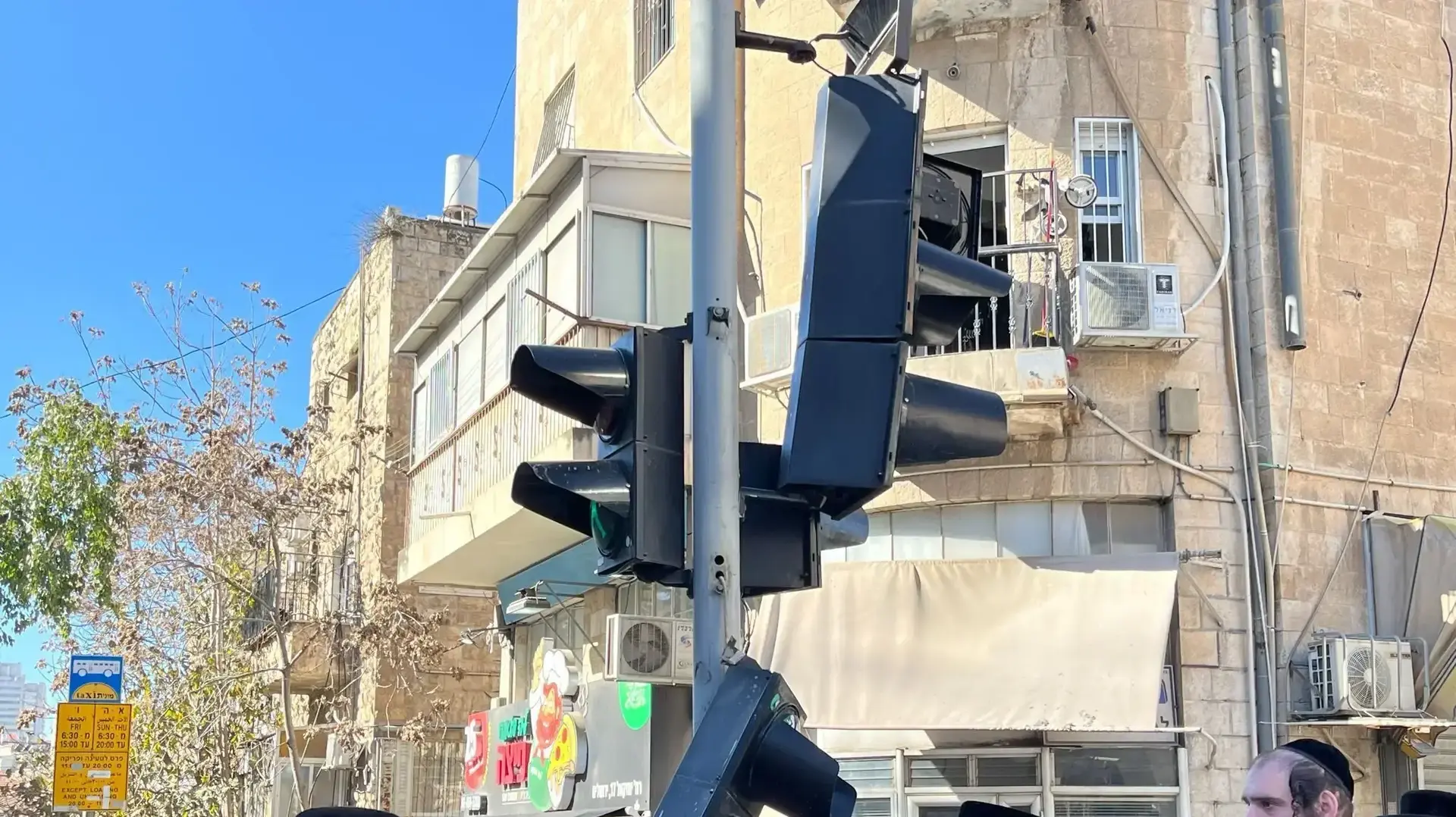 חרדים מפגינים על נתיחת גופה של ילד בן 13 חרדים מפגינים על נתיחת גופה של ילד בן 13