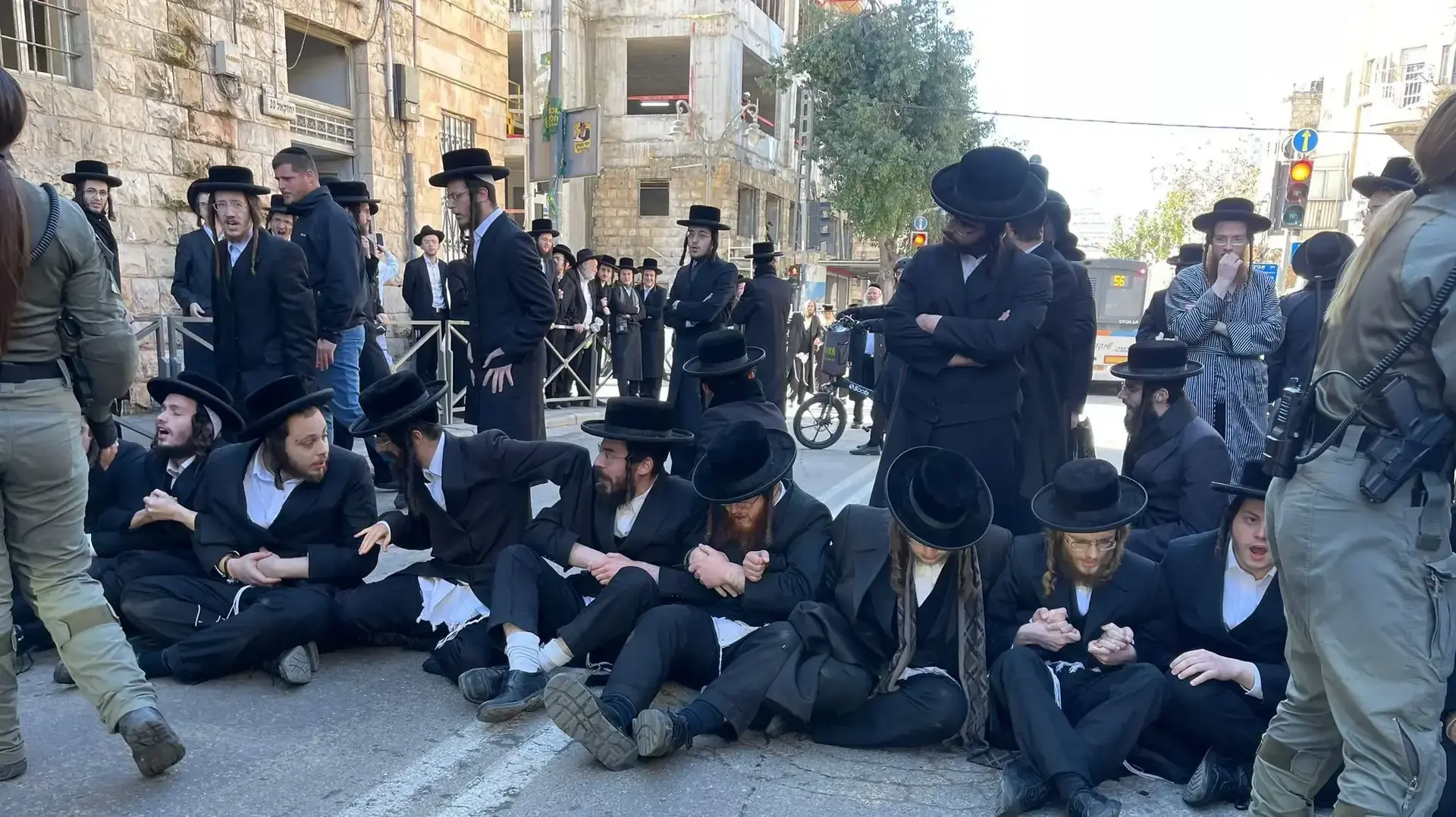 חרדים מפגינים על נתיחת גופה של ילד בן 13 חרדים מפגינים על נתיחת גופה של ילד בן 13