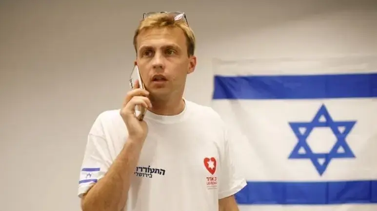 יו"ר תנועת התעוררות אדיר שוורץ בחמ"ל של התנועה יו"ר תנועת התעוררות אדיר שוורץ בחמ"ל של התנועה