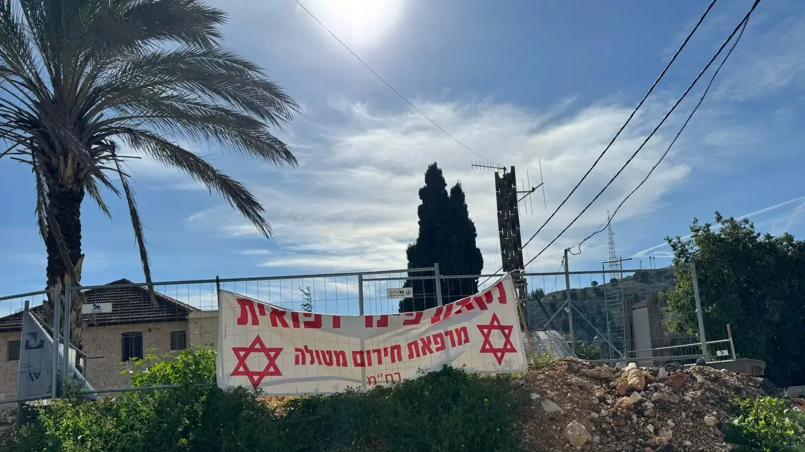 פגיעה ישירה בבית במטולה עקב ירי טילים פגיעה ישירה בבית במטולה עקב ירי טילים