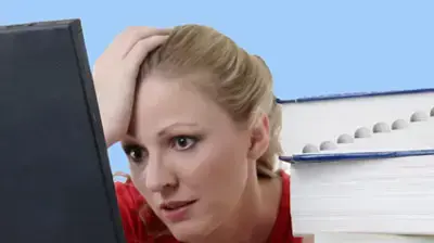 סטודנטים בחרדת עבודות מול המחשב