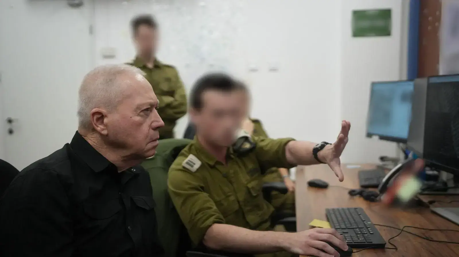 שר הביטחון יואב גלנט הציג מעטפות כסף מאיראן לסינוואר, באחד מבסיסי אגף מודיעין שר הביטחון יואב גלנט הציג מעטפות כסף מאיראן לסינוואר, באחד מבסיסי אגף מודיעין