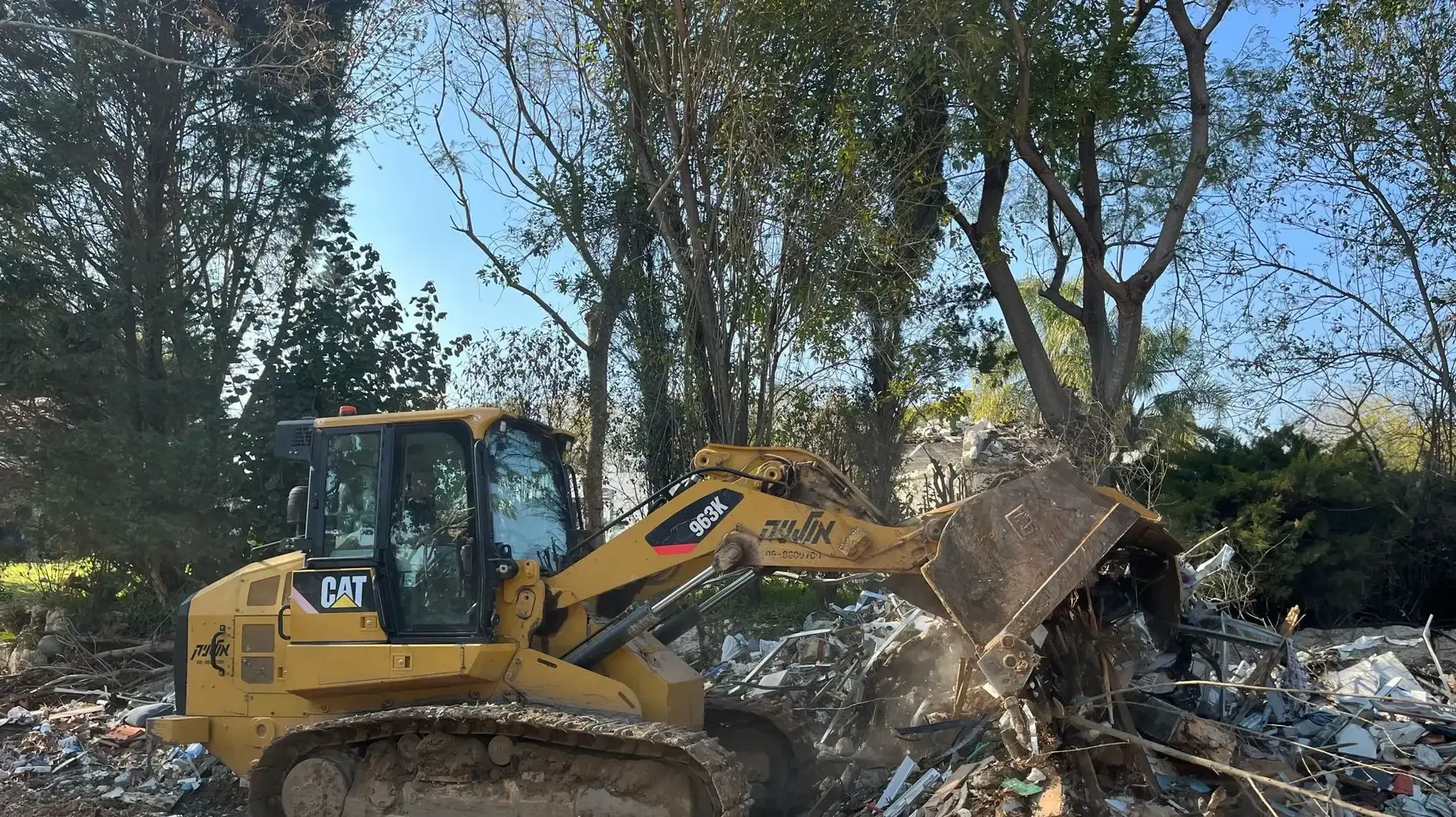 שיקום קיבוץ בארי - תחילת פינוי הריסות השבעה באוקטובר שיקום קיבוץ בארי - תחילת פינוי הריסות השבעה באוקטובר