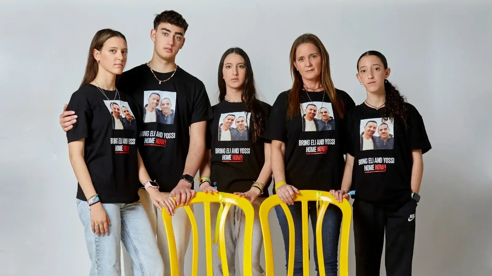 משפחת שרעבי: נירה שרעבי והבנות יובל, אופיר ואורן יחד עם אופיר אנגל, בן זוגה של יובל. 9 בפברואר 2024