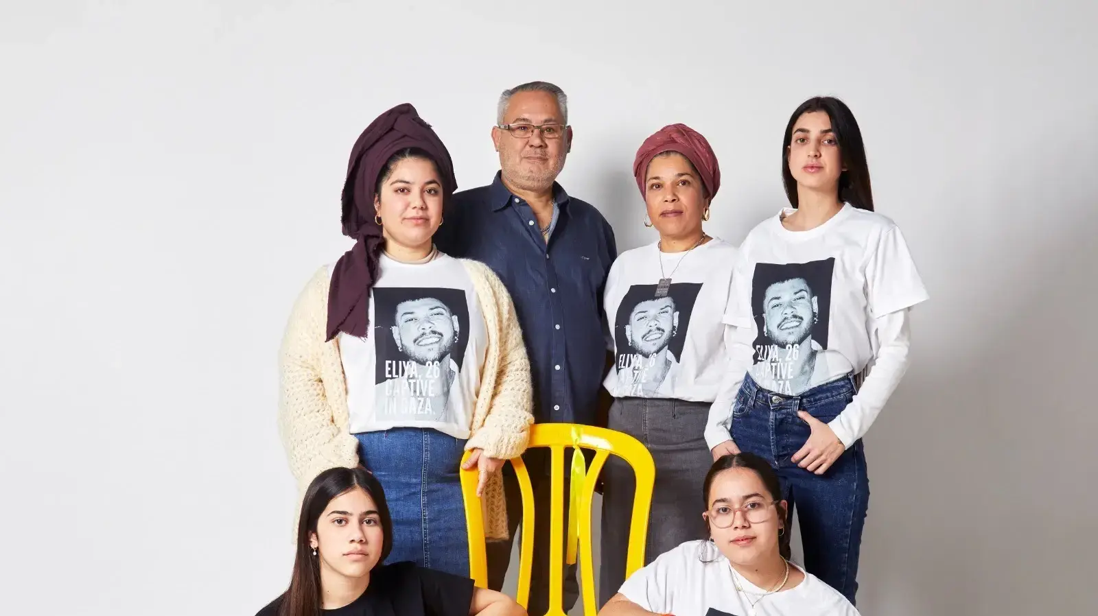 משפחתו של אליה כהן שנחטף ממסיבת הנובה: הוריו סיגי ומומי, האחיות יובל, מיכל ותמר יחד עם זיו, בת הזוג, שהייתה עם אליה במסיבה וניצלה. משפחתו של אליה כהן שנחטף ממסיבת הנובה: הוריו סיגי ומומי, האחיות יובל, מיכל ותמר יחד עם זיו, בת הזוג, שהייתה עם אליה במסיבה וניצלה.