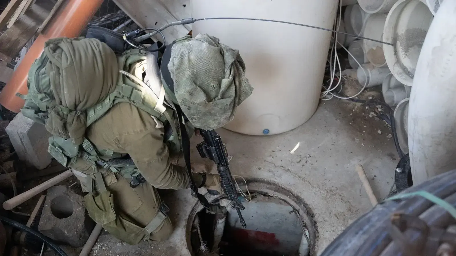 פיר מנהרה מתחת למתקן מים אזרחי בחאן יונס, 9 בפברואר 2024 פיר מנהרה מתחת למתקן מים אזרחי בחאן יונס, 9 בפברואר 2024