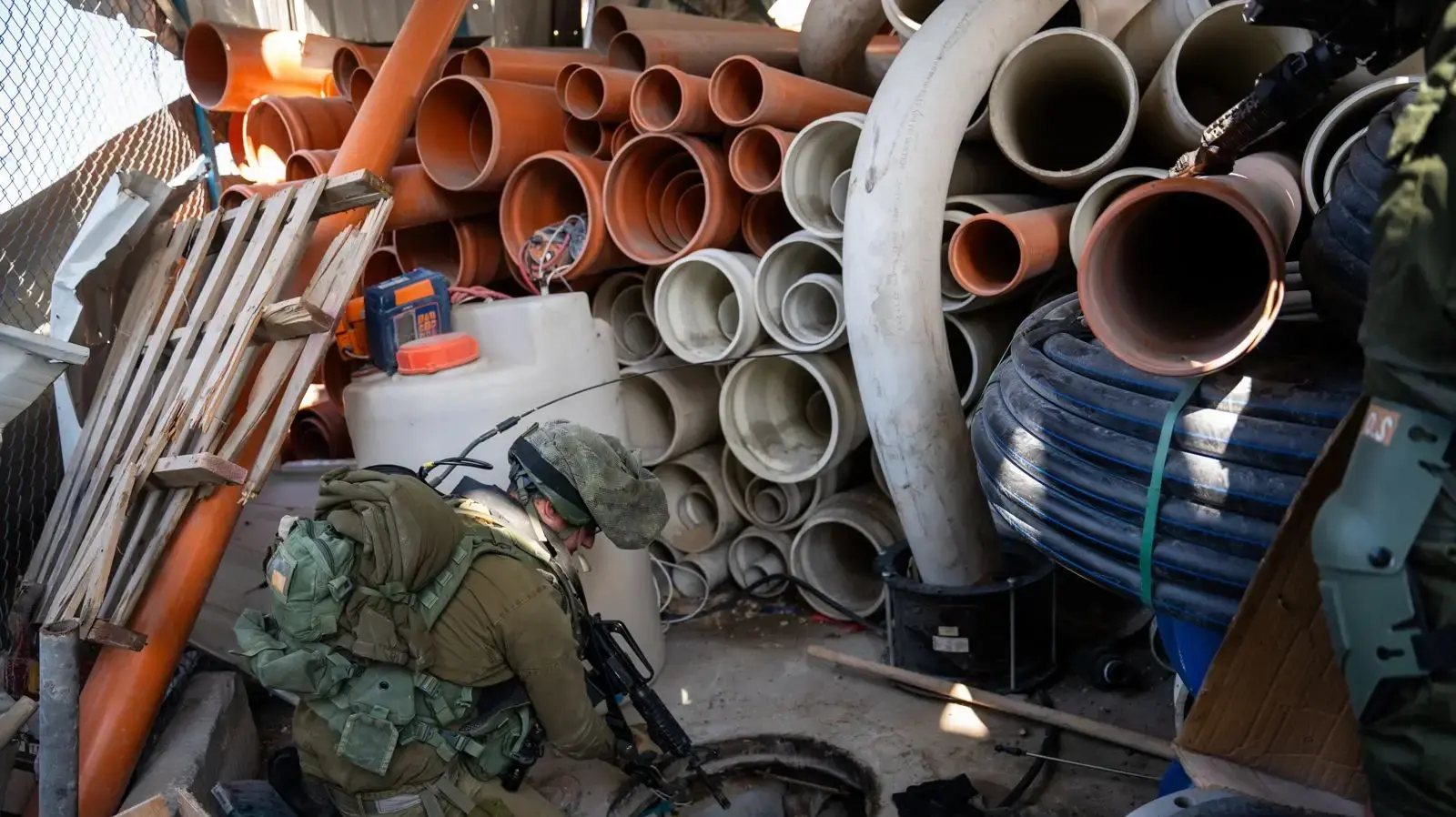 פיר מנהרה מתחת למתקן מים אזרחי בחאן יונס, 9 בפברואר 2024 פיר מנהרה מתחת למתקן מים אזרחי בחאן יונס, 9 בפברואר 2024