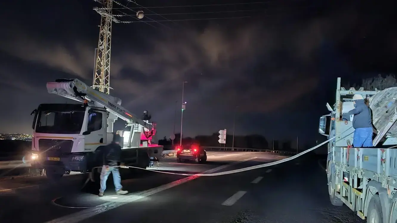 עובדי חברת החשמל מתקנים את התשתית באזור אביבים וזרעית, 10 בפברואר 2024