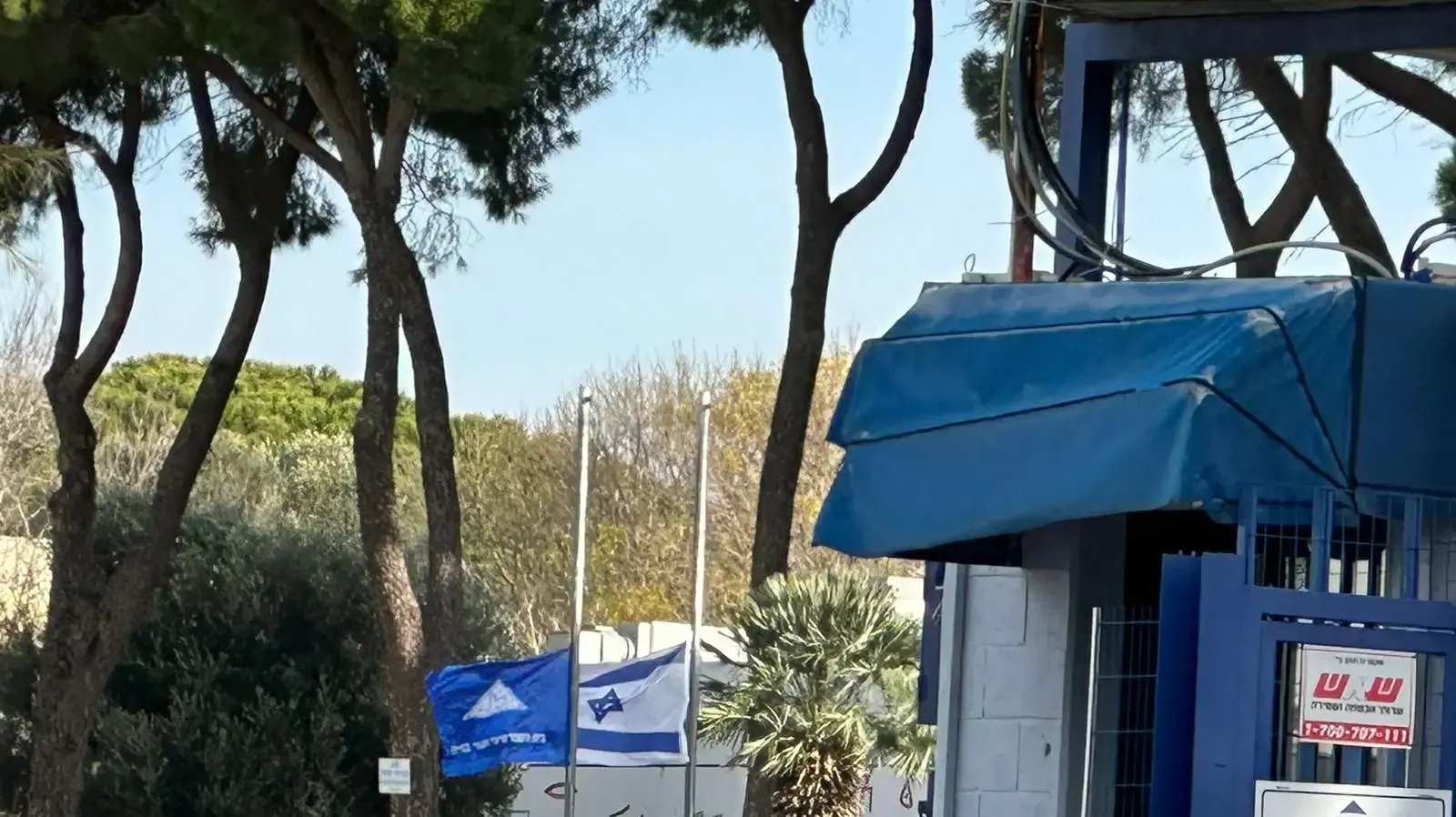 דגל ישראל בבית הספר הריאלי העברי בחיפה הורד לחצי התורן דגל ישראל בבית הספר הריאלי העברי בחיפה הורד לחצי התורן
