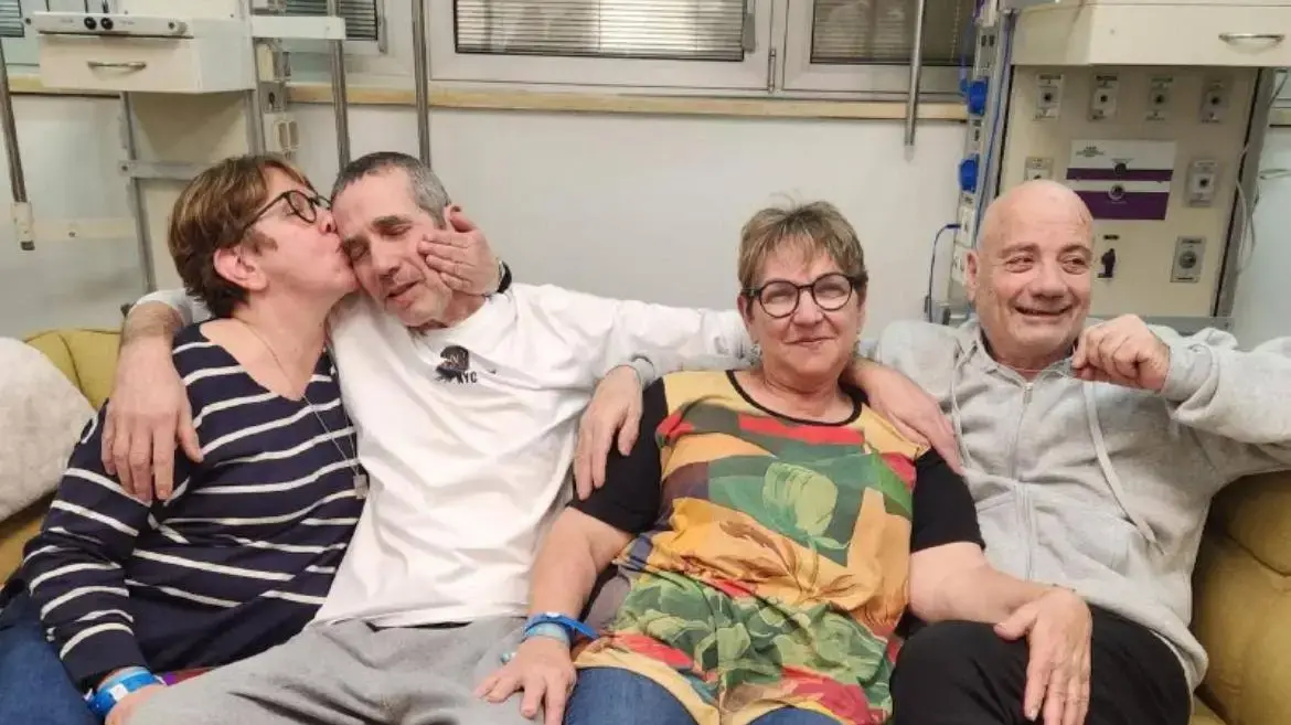 פרננדו מרמן ולואיס הר לאחר השחרור עם בני משפחתם פרננדו מרמן ולואיס הר לאחר השחרור עם בני משפחתם