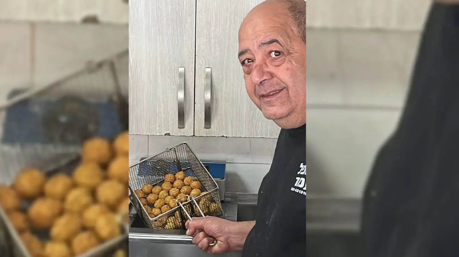 שמעון עמר בדוכן הפלאפל שלו בקריית שמונה שמעון עמר בדוכן הפלאפל שלו בקריית שמונה