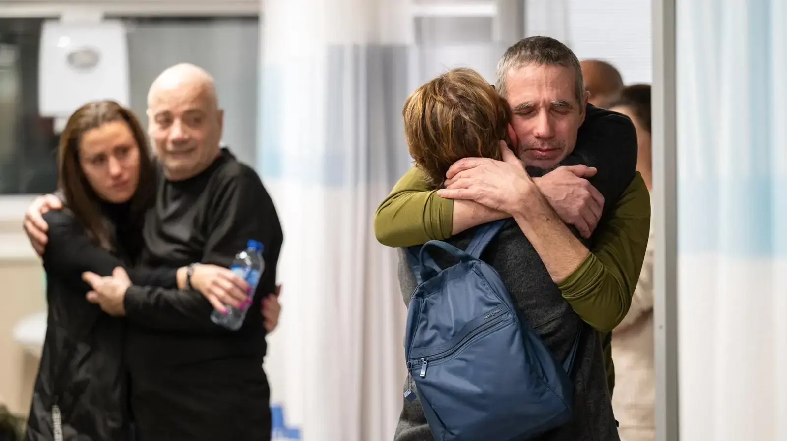 רגעי המפגש של פרננדו מרמן ולואיס הר עם בני משפחתם, במרכז הרפואי שיבא תל השומר, 12 בפברואר 2024 רגעי המפגש של פרננדו מרמן ולואיס הר עם בני משפחתם, במרכז הרפואי שיבא תל השומר, 12 בפברואר 2024