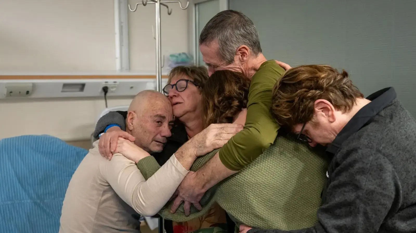 רגעי המפגש של פרננדו מרמן ולואיס הר עם בני משפחתם, במרכז הרפואי שיבא תל השומר, 12 בפברואר 2024 רגעי המפגש של פרננדו מרמן ולואיס הר עם בני משפחתם, במרכז הרפואי שיבא תל השומר, 12 בפברואר 2024