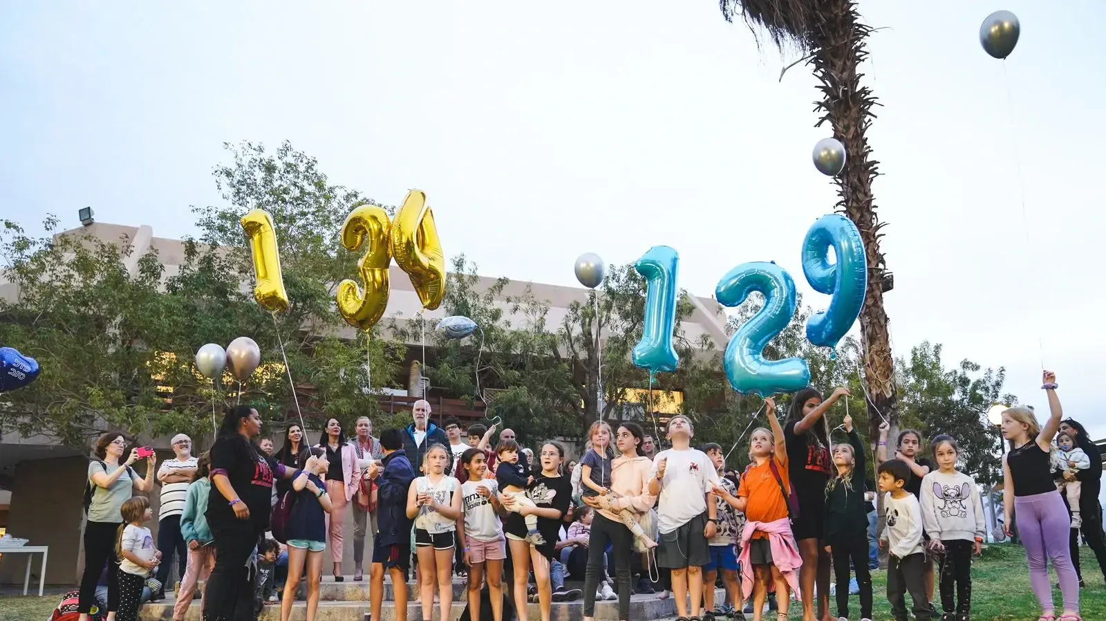 לאחר חזרתם הביתה של לואיס ופרננדו,קהילת ניר יצחק מפריחה בלונים להשבת החטופים